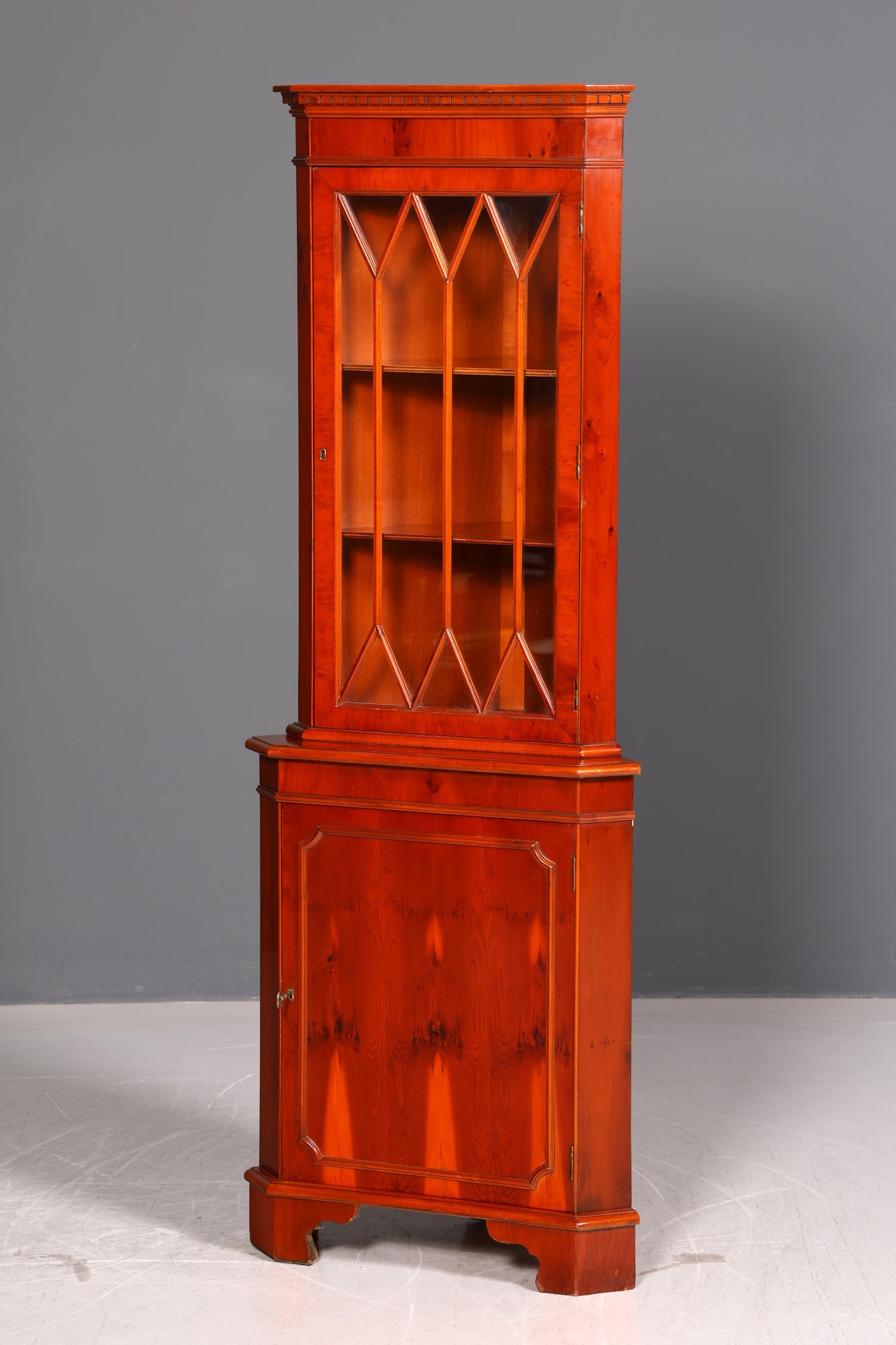 Wunderschöne Englische Eckvitrine Eibe 60er Echt Holz Schrank Eckschrank Glasvitrine Vitrine Vintage