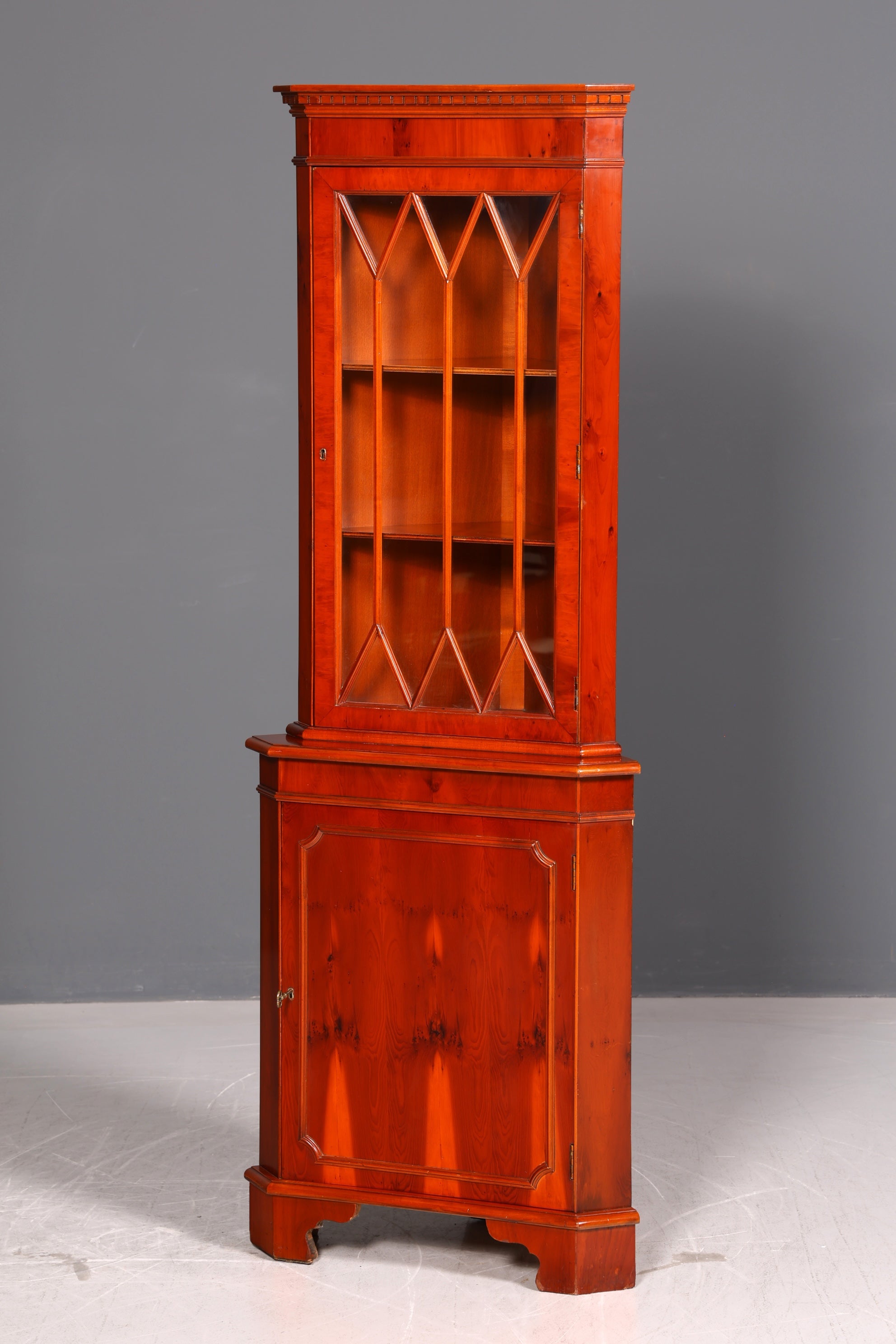 Wunderschöne Englische Eckvitrine Eibe 60er Echt Holz Schrank Eckschrank Glasvitrine Vitrine Vintage