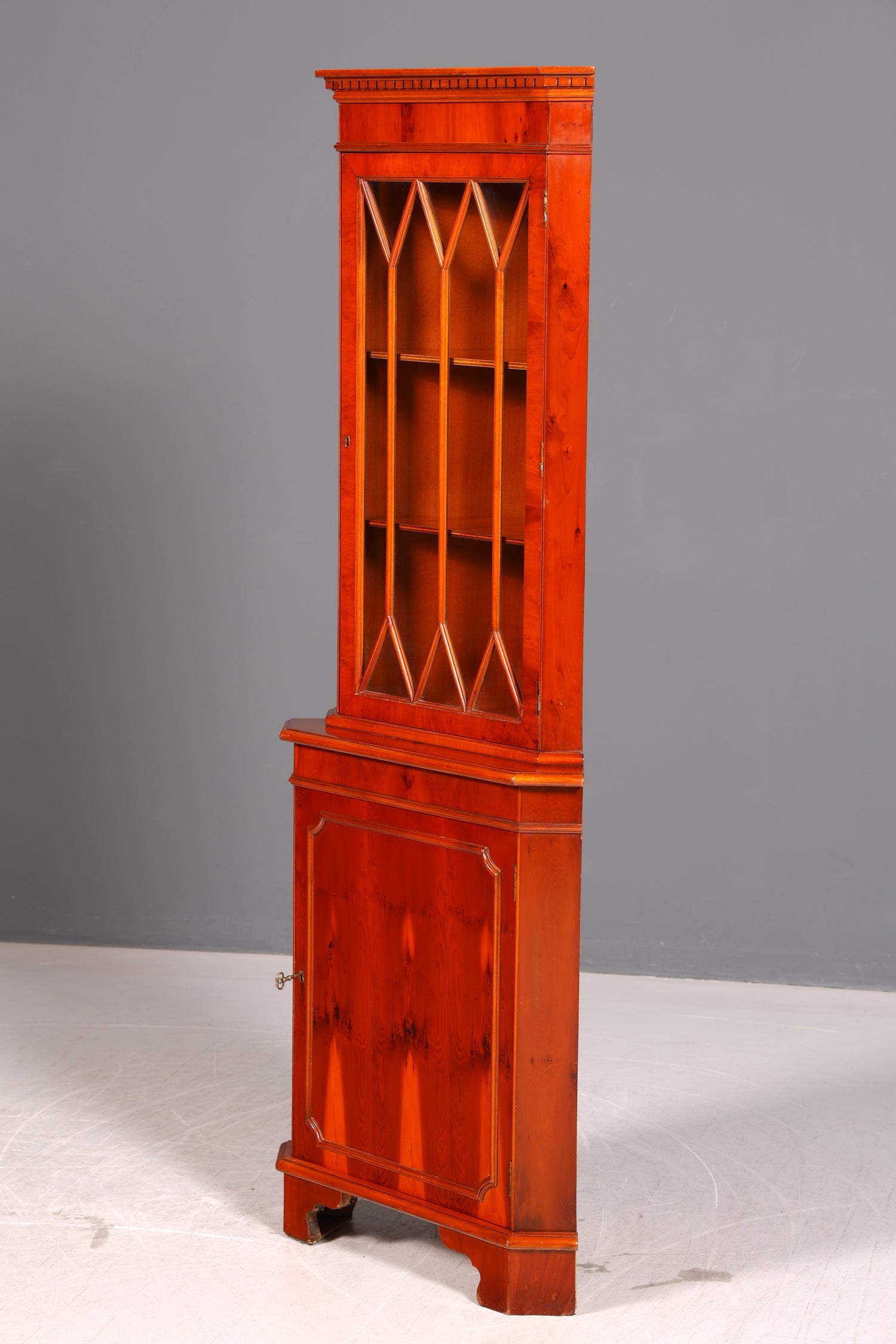 Wunderschöne Englische Eckvitrine Eibe 60er Echt Holz Schrank Eckschrank Glasvitrine Vitrine Vintage