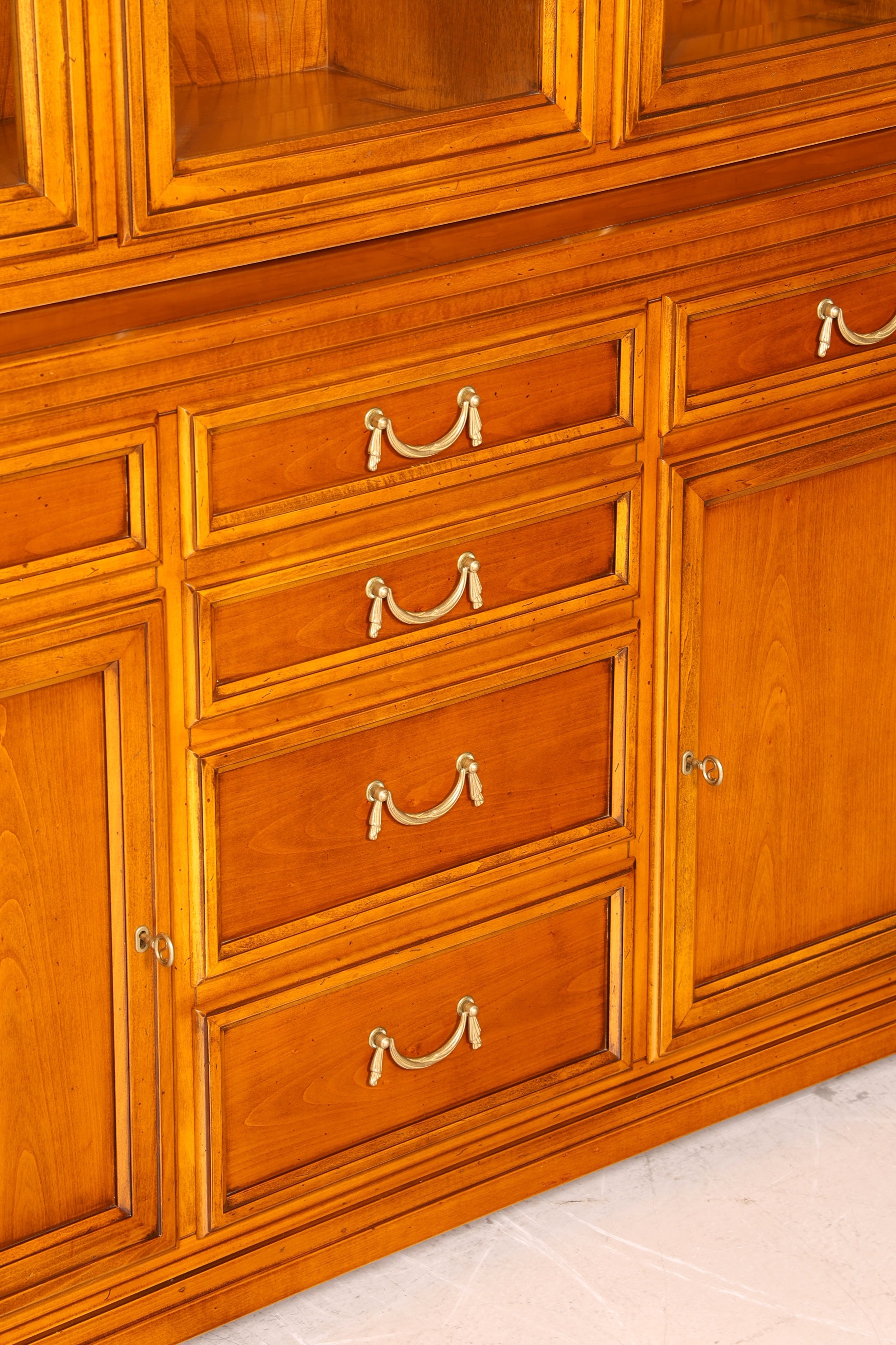 Wunderschöne Original Selva Vitrine Antik Stil massiv Holz Buffet Villa Borghese Schrank Bibliothek