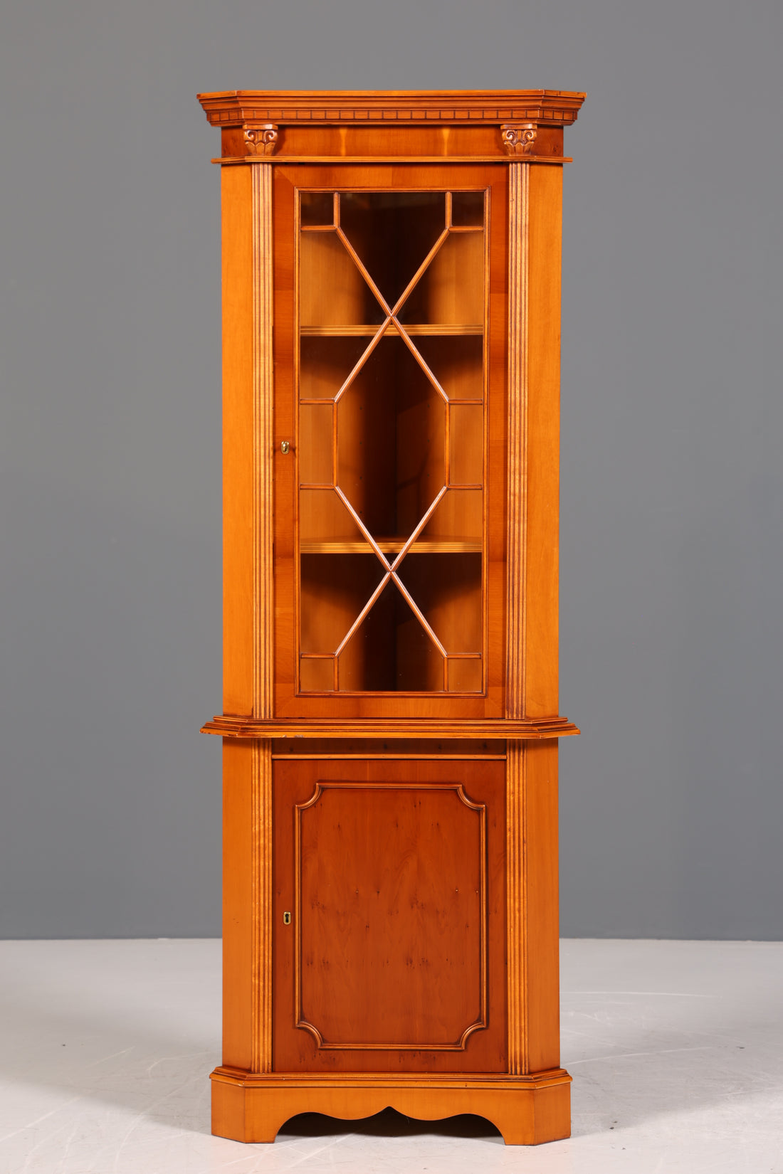 Wunderschöne Englische Eckvitrine Antik 60s echt Holz Eibe Schrank Eckschrank Glasvitrine Vitrine