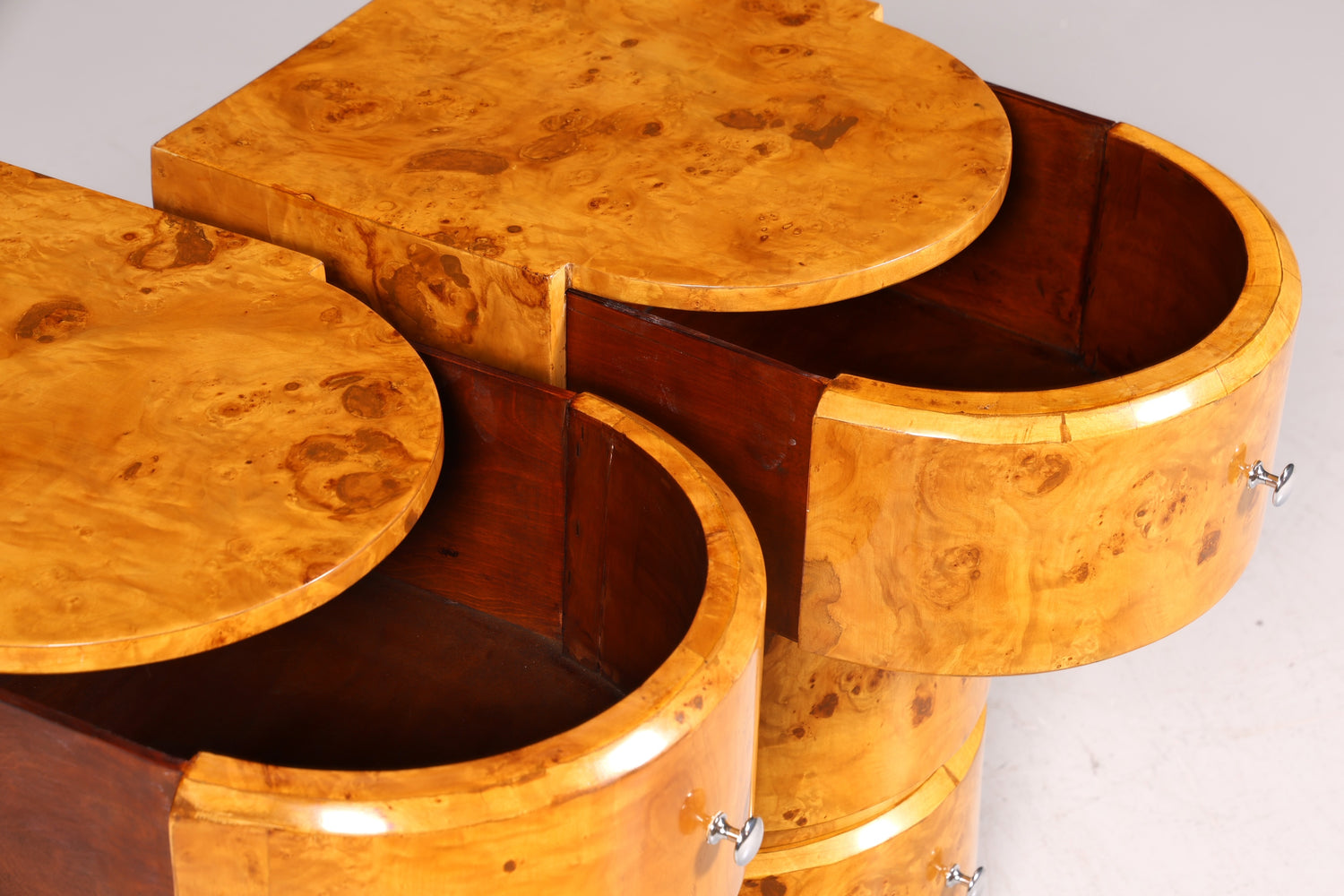 Zwei Exquisite Art Deco Stil Kommoden Schubladenkommoden - Einzigartige Möbelstücke für jeden Raum