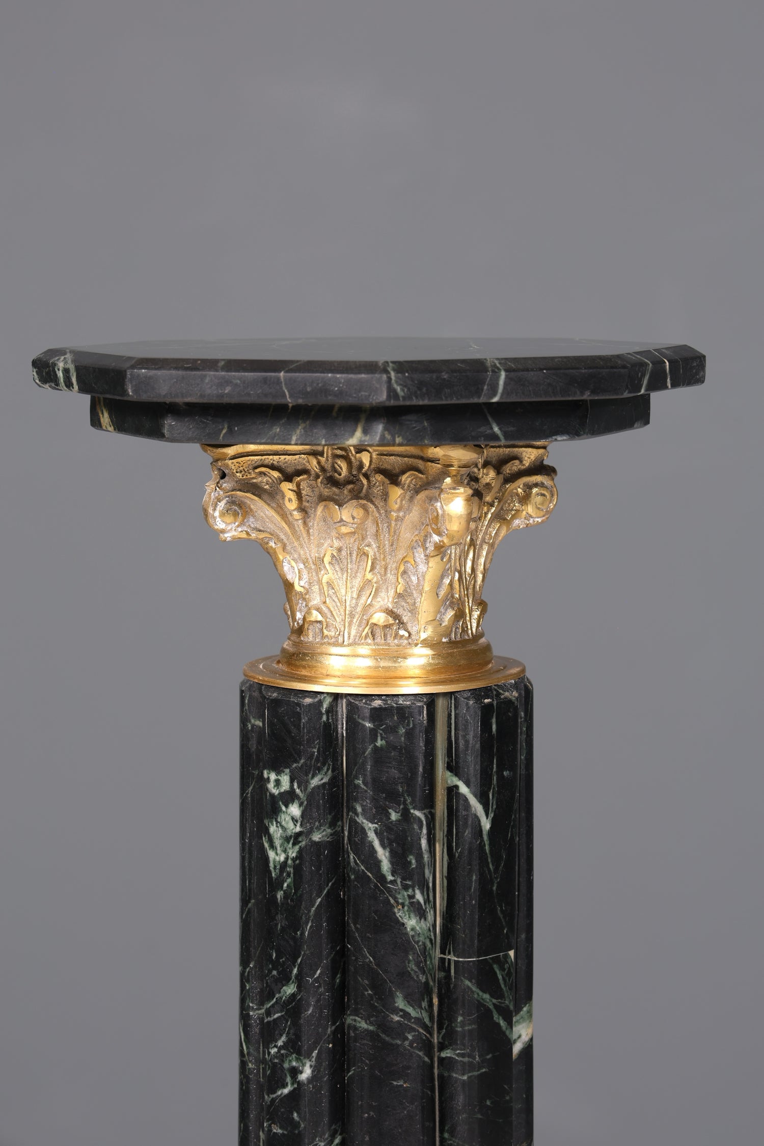 Wunderschöne Barock Stil Säule Louis XV Marmor Blumensäule Naturstein grün Sockel Ablage