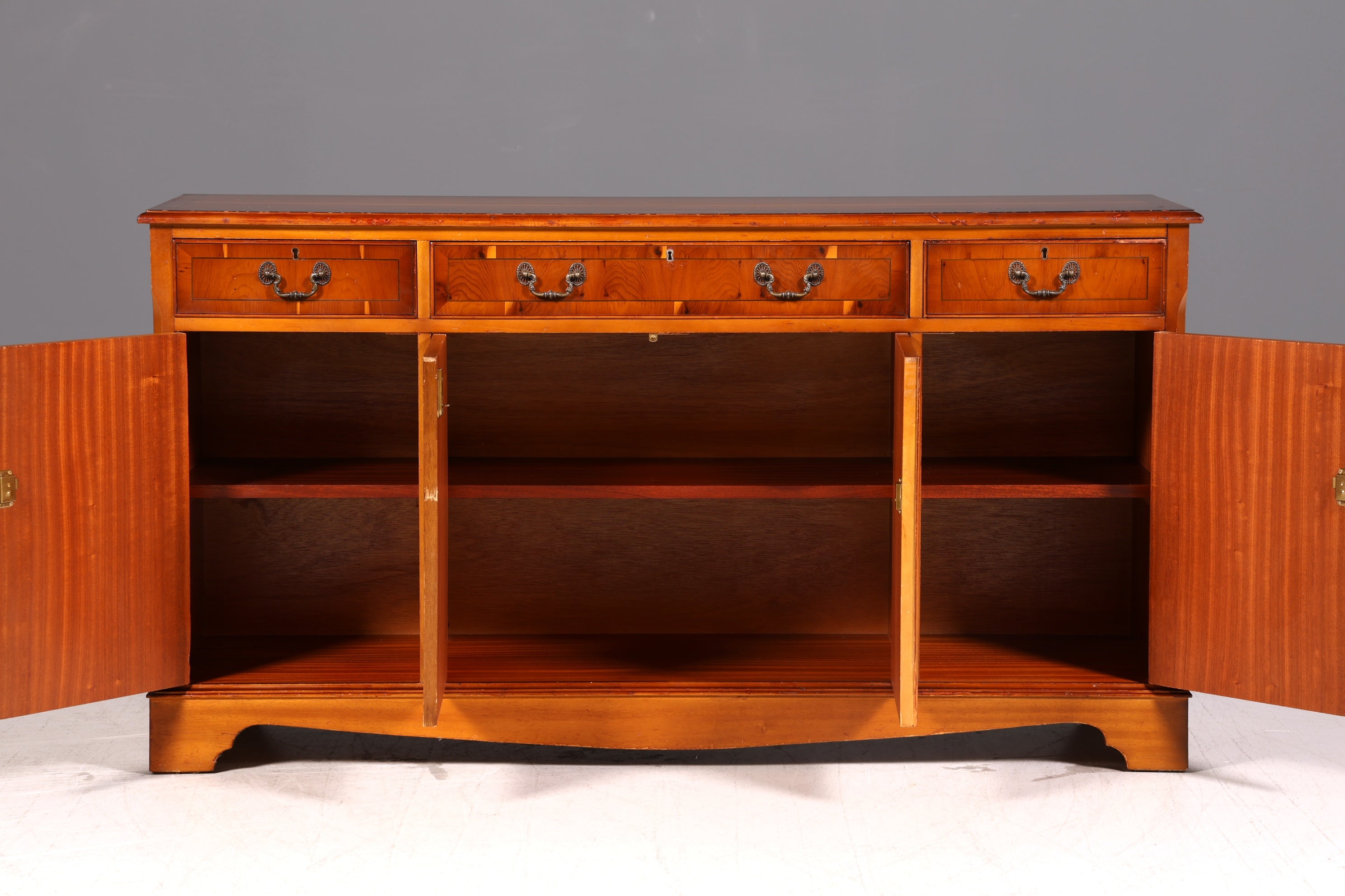 Wunderschönes Englisches Sideboard Eibe 60er Echt Holz Schrank Buffetschrank Kommode Anrichte Vintage