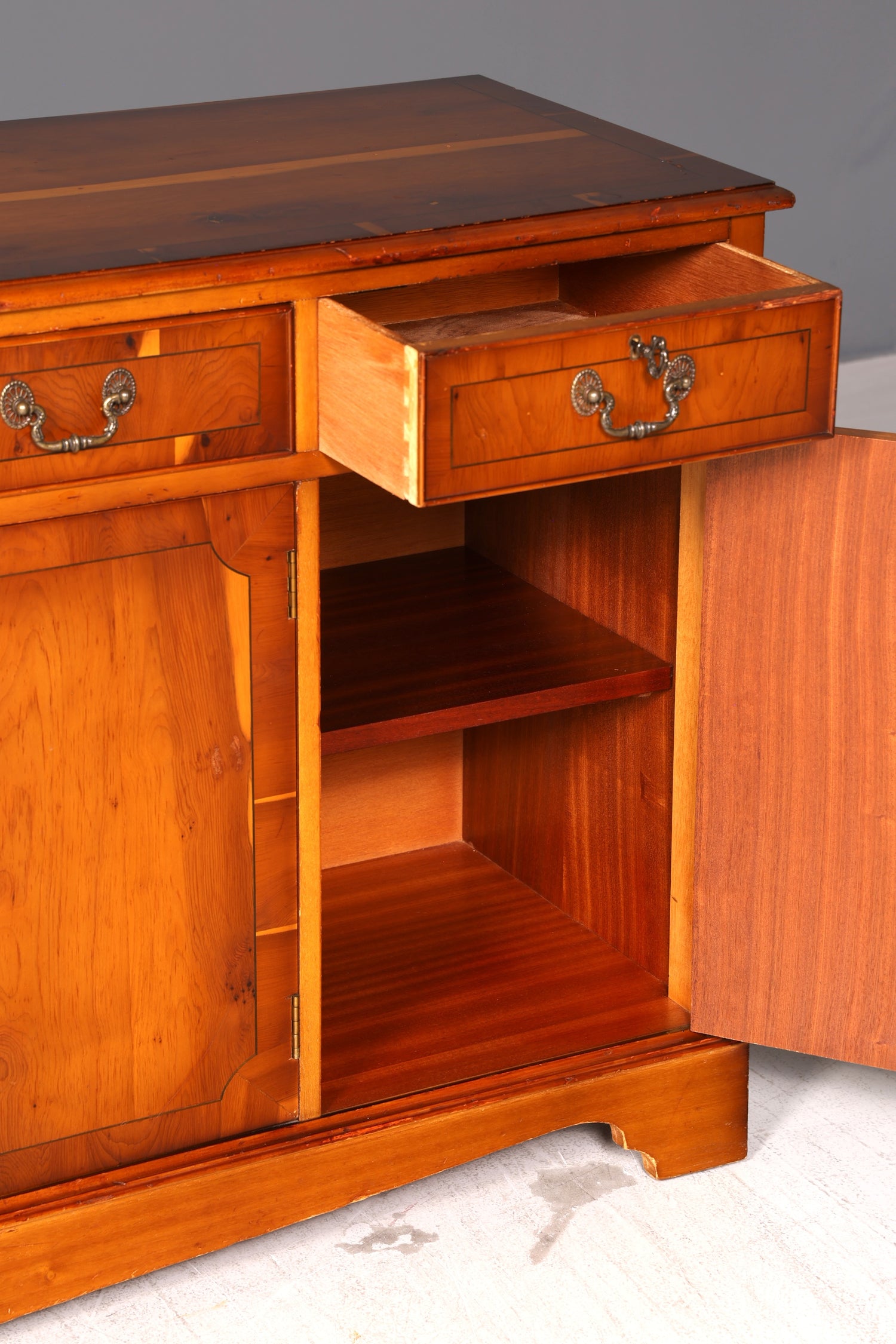 Wunderschönes Englisches Sideboard Eibe 60er Echt Holz Schrank Buffetschrank Kommode Anrichte Vintage