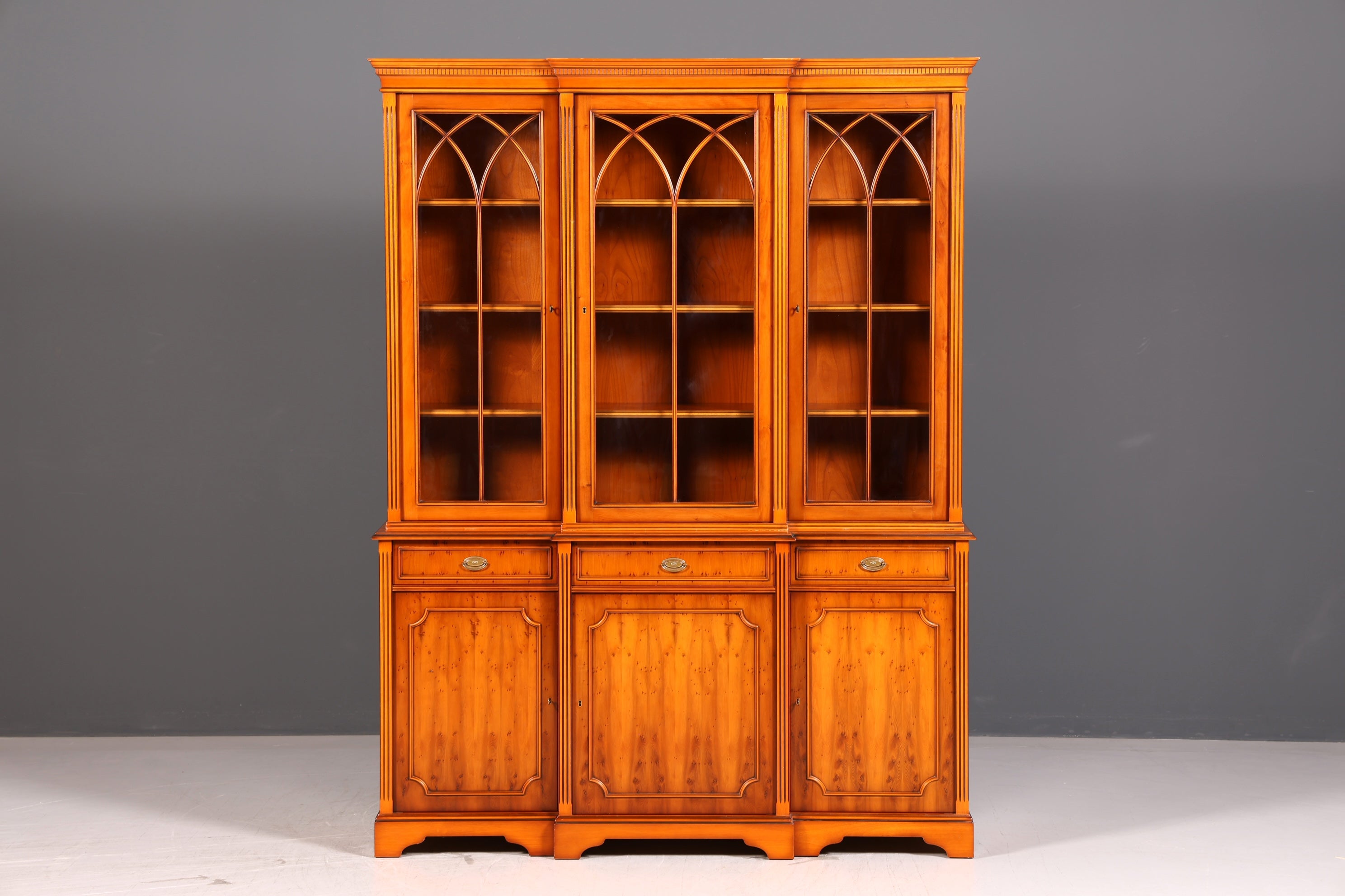 Beeindruckender Englischer Bücherschrank Eibe Vitrine Bibliothek Bücherregal Glasvitrine Buffet Vintage