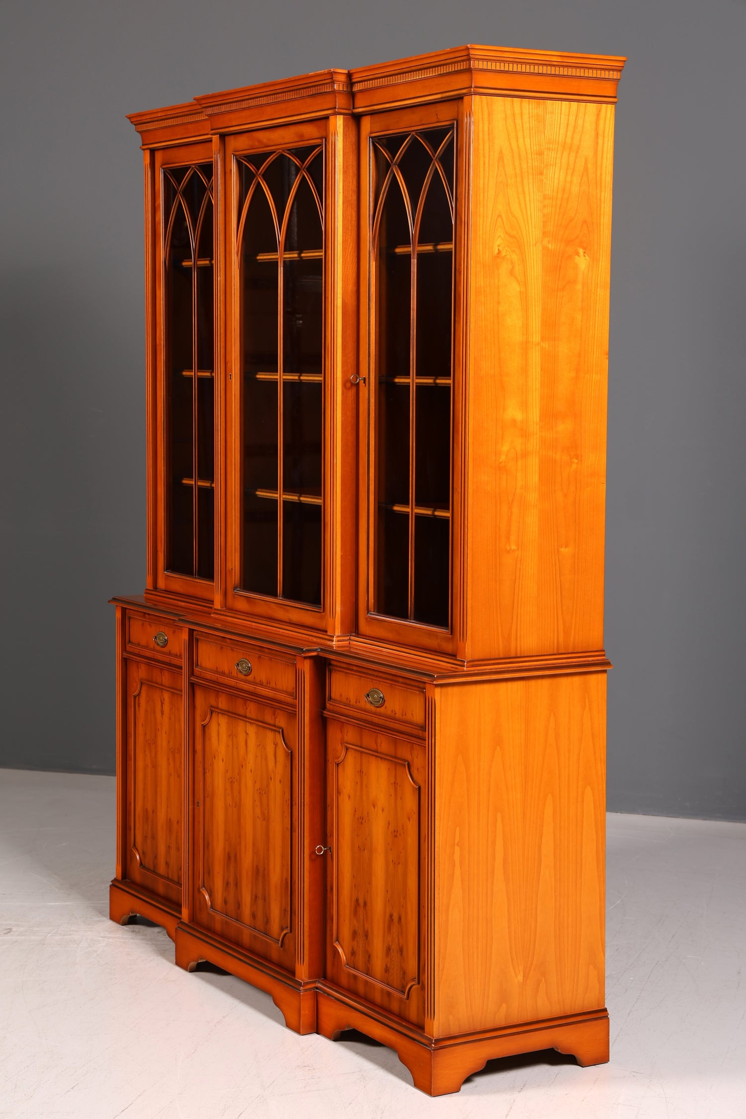 Beeindruckender Englischer Bücherschrank Eibe Vitrine Bibliothek Bücherregal Glasvitrine Buffet Vintage