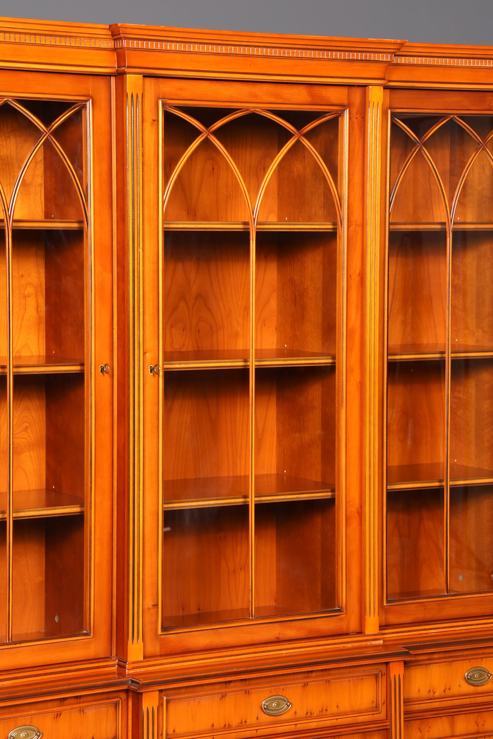 Beeindruckender Englischer Bücherschrank Eibe Vitrine Bibliothek Bücherregal Glasvitrine Buffet Vintage