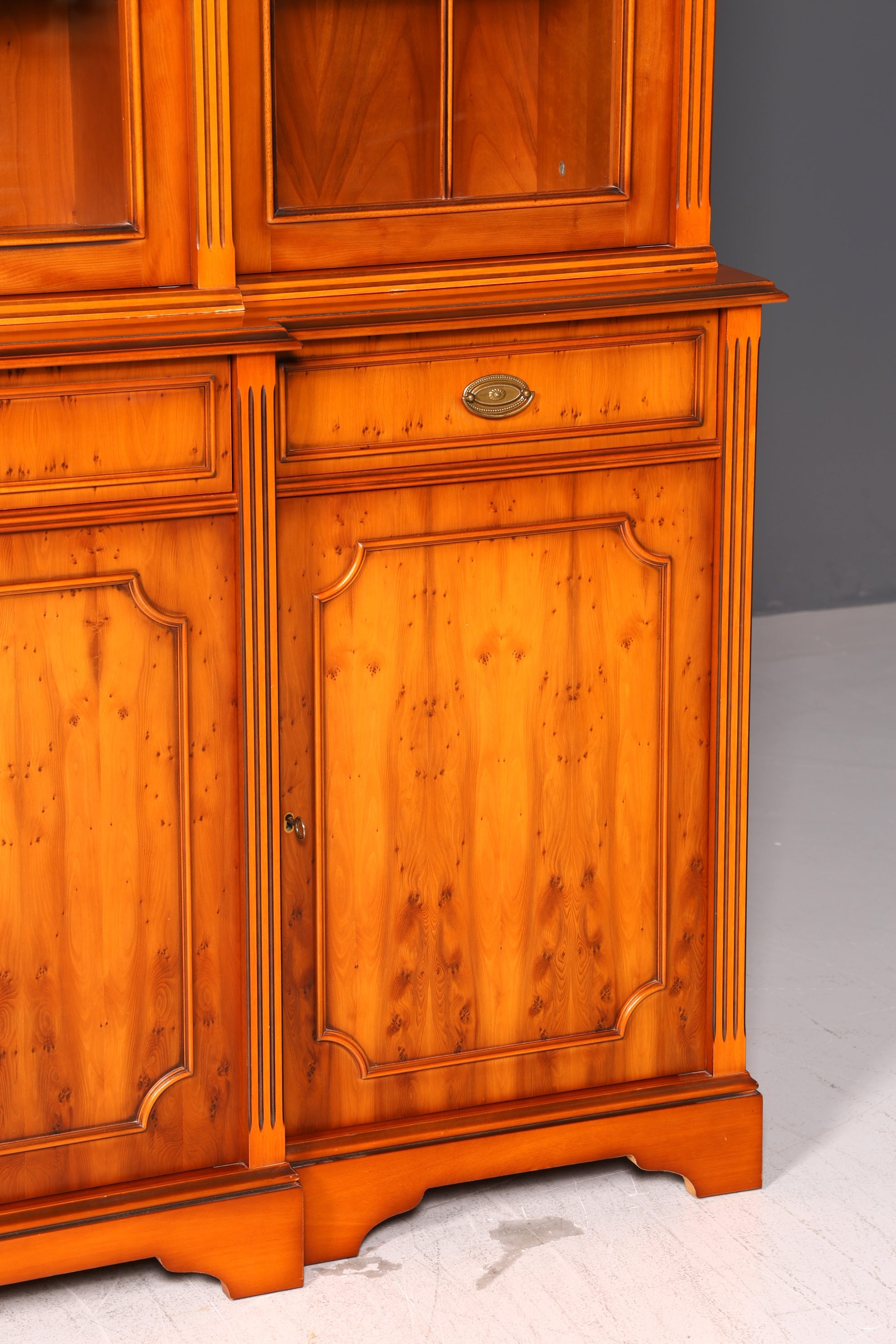 Beeindruckender Englischer Bücherschrank Eibe Vitrine Bibliothek Bücherregal Glasvitrine Buffet Vintage