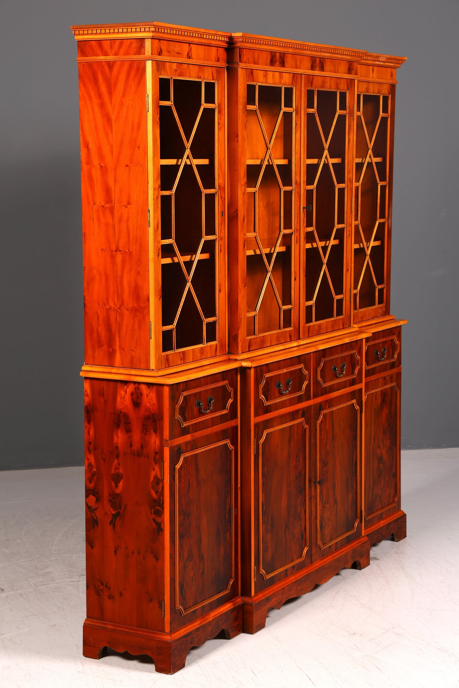 Beeindruckender Englischer Bücherschrank Eibe Vitrine Bibliothek Bücherregal Glasvitrine Buffet Chippendale Vintage