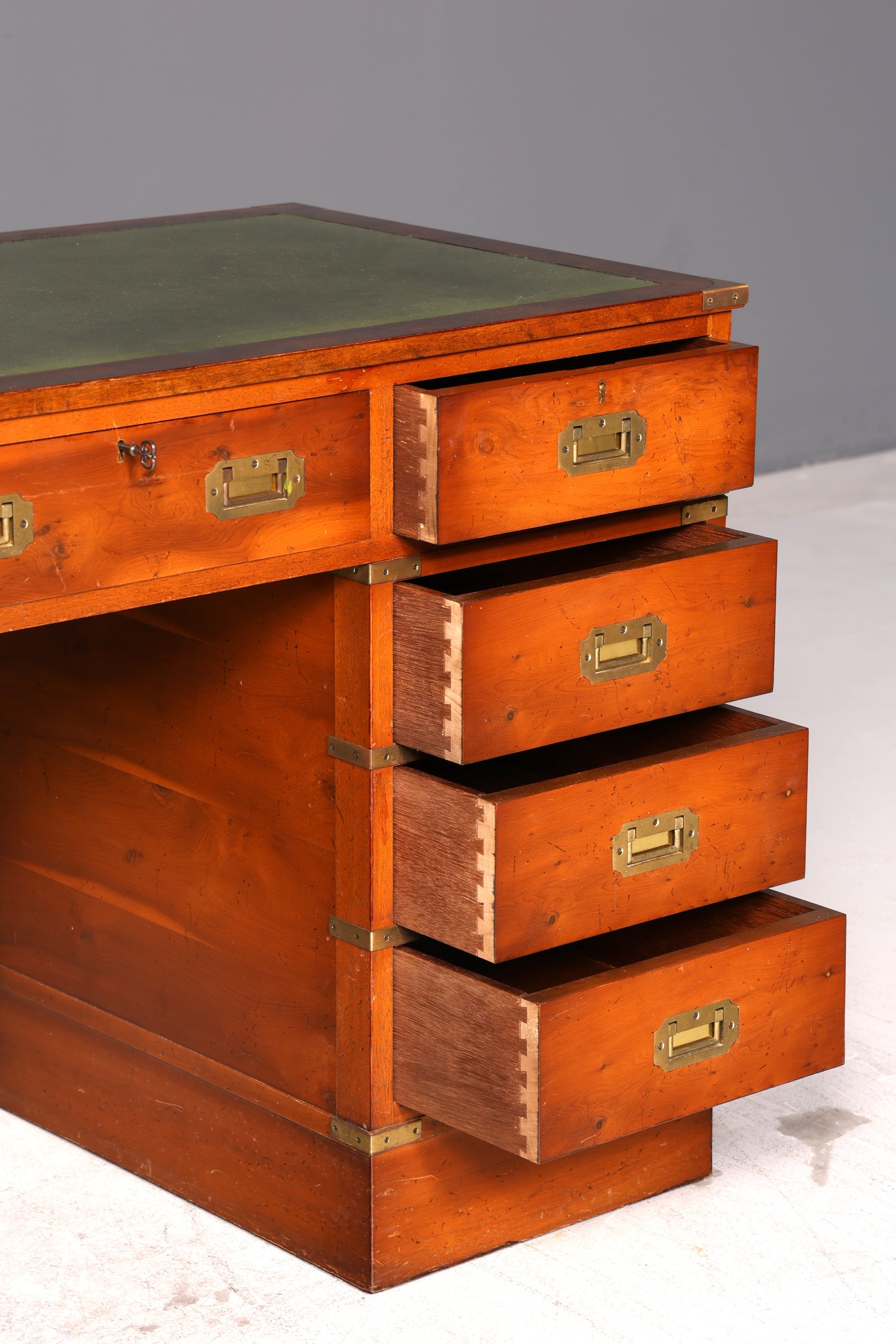 Edler Englischer Schreibtisch Military Chest Echt Lederauflage Bürotisch Office Table Maritim Antik Vintage