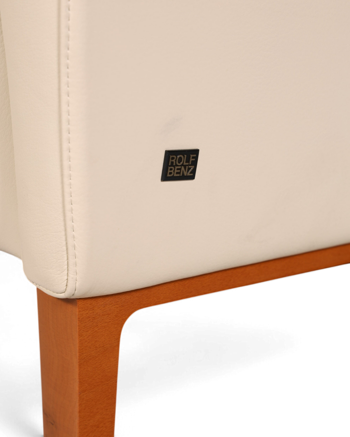 Hauptstadt Möblerei Rolf Benz Sessel 3300 in Creme Echtleder mit eleganten Holzfüßen und Markenlogo