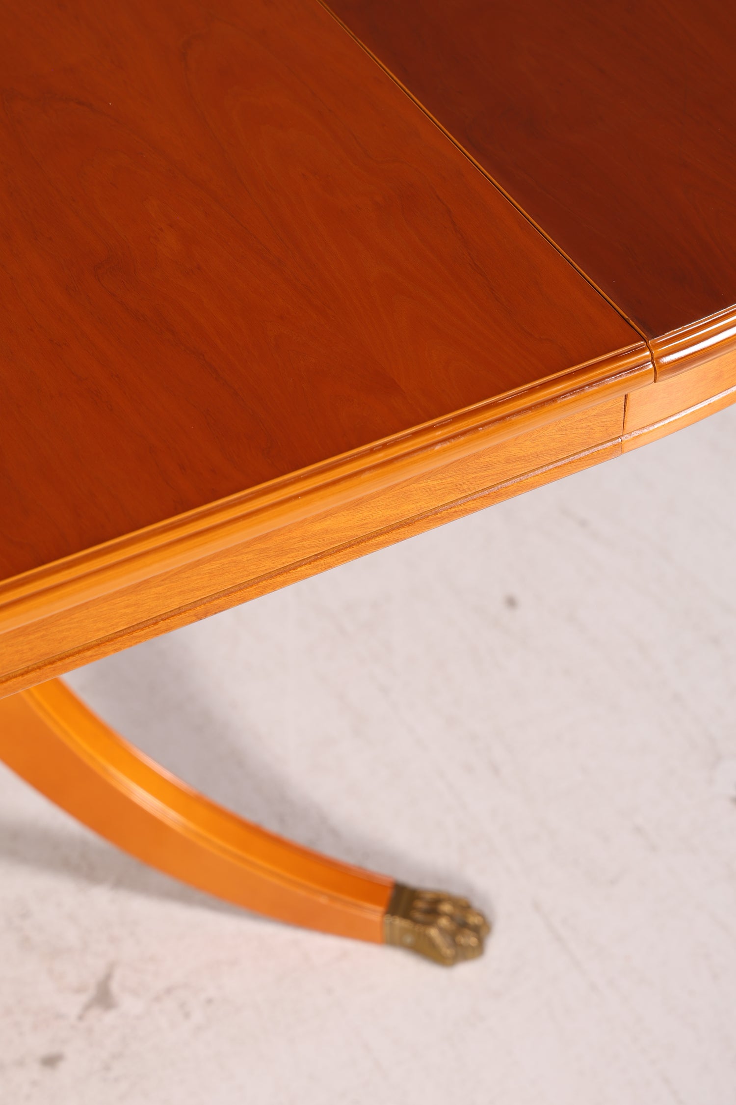 Beautiful English extendable round dining table antique style 60s kitchen table yew
