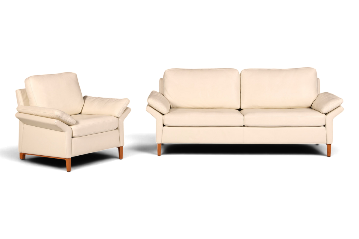 Hauptstadt Möblerei Rolf Benz 3300 Sessel und Sofa Set aus cremefarbenem Echtleder mit eleganten Holzfüßen