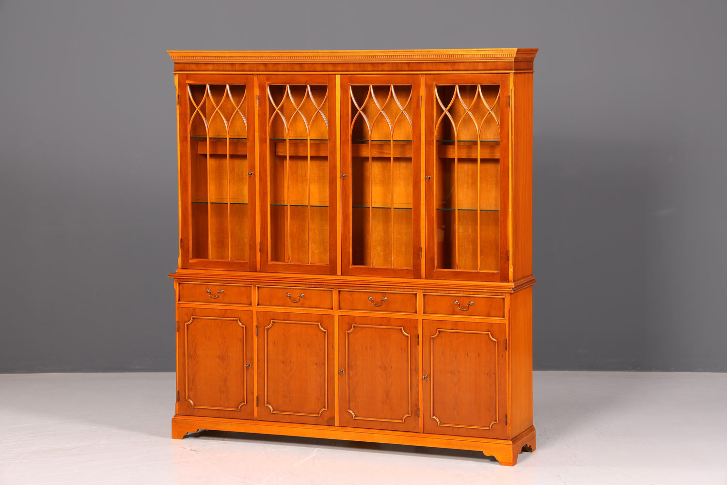 Englische Vitrine Eibe – Bild 1