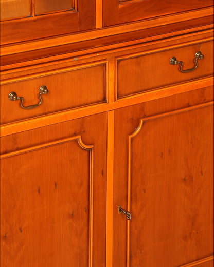 Englische Vitrine Eibe – Bild 16