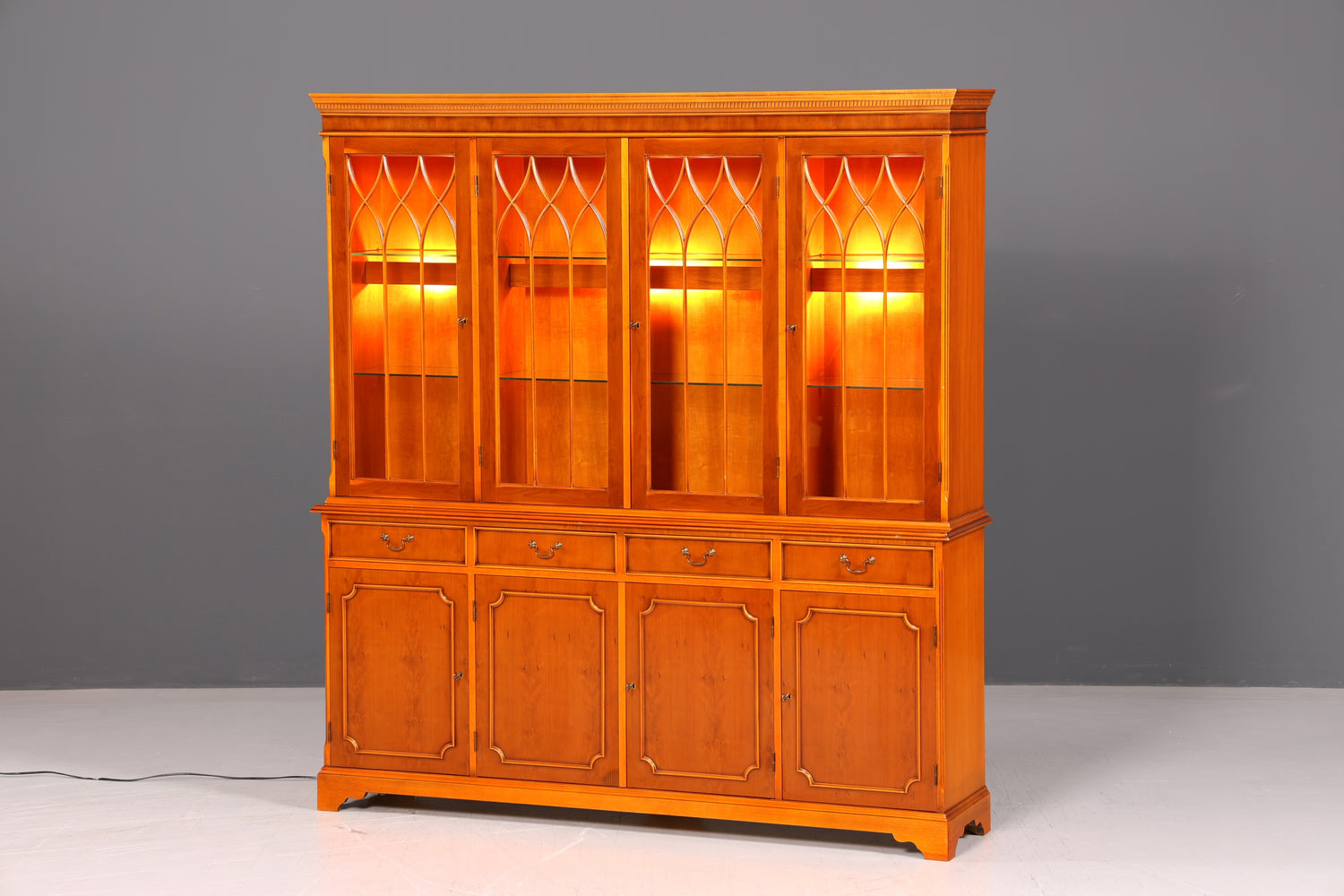 Englische Vitrine Eibe – Bild 2
