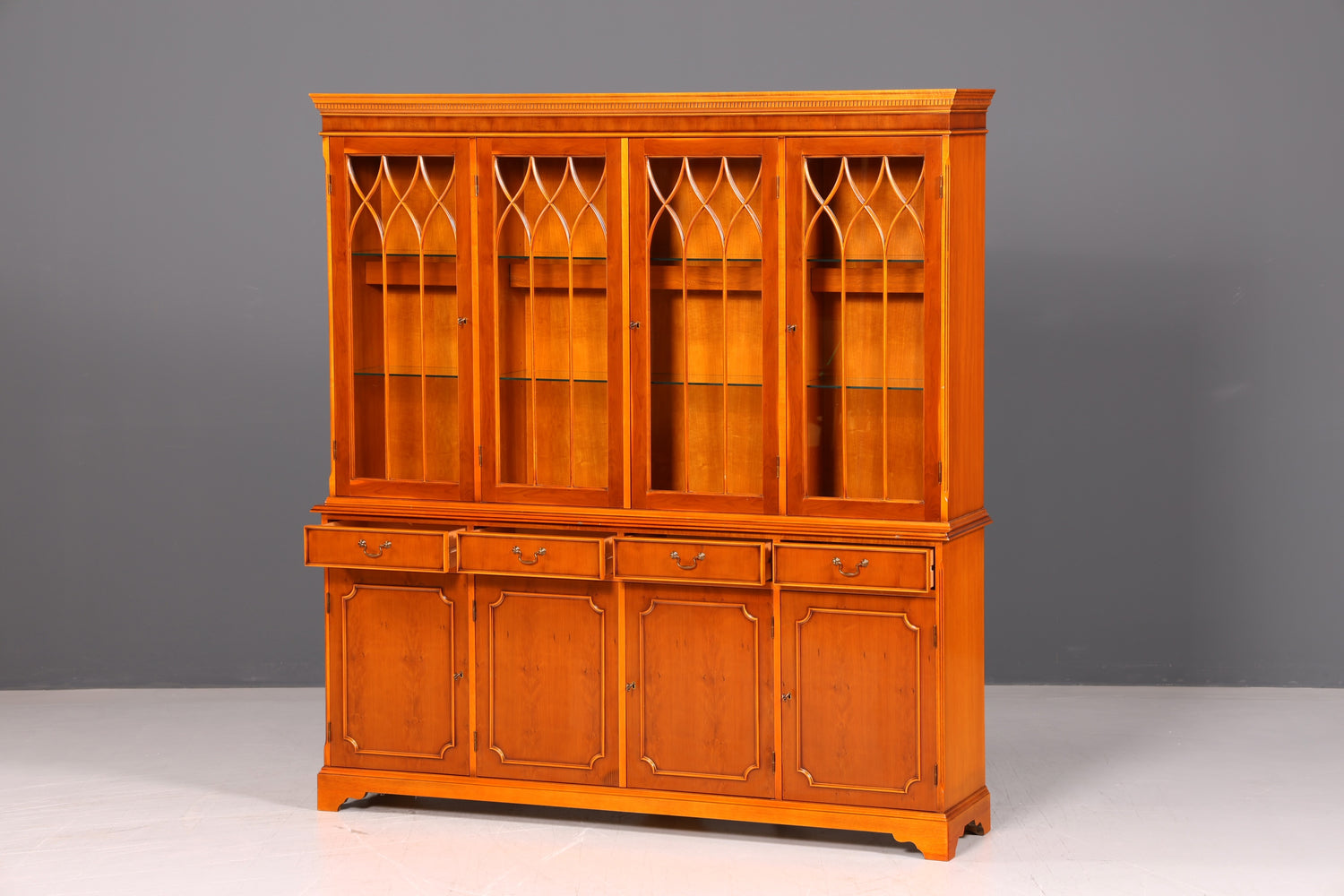 Englische Vitrine Eibe – Bild 3