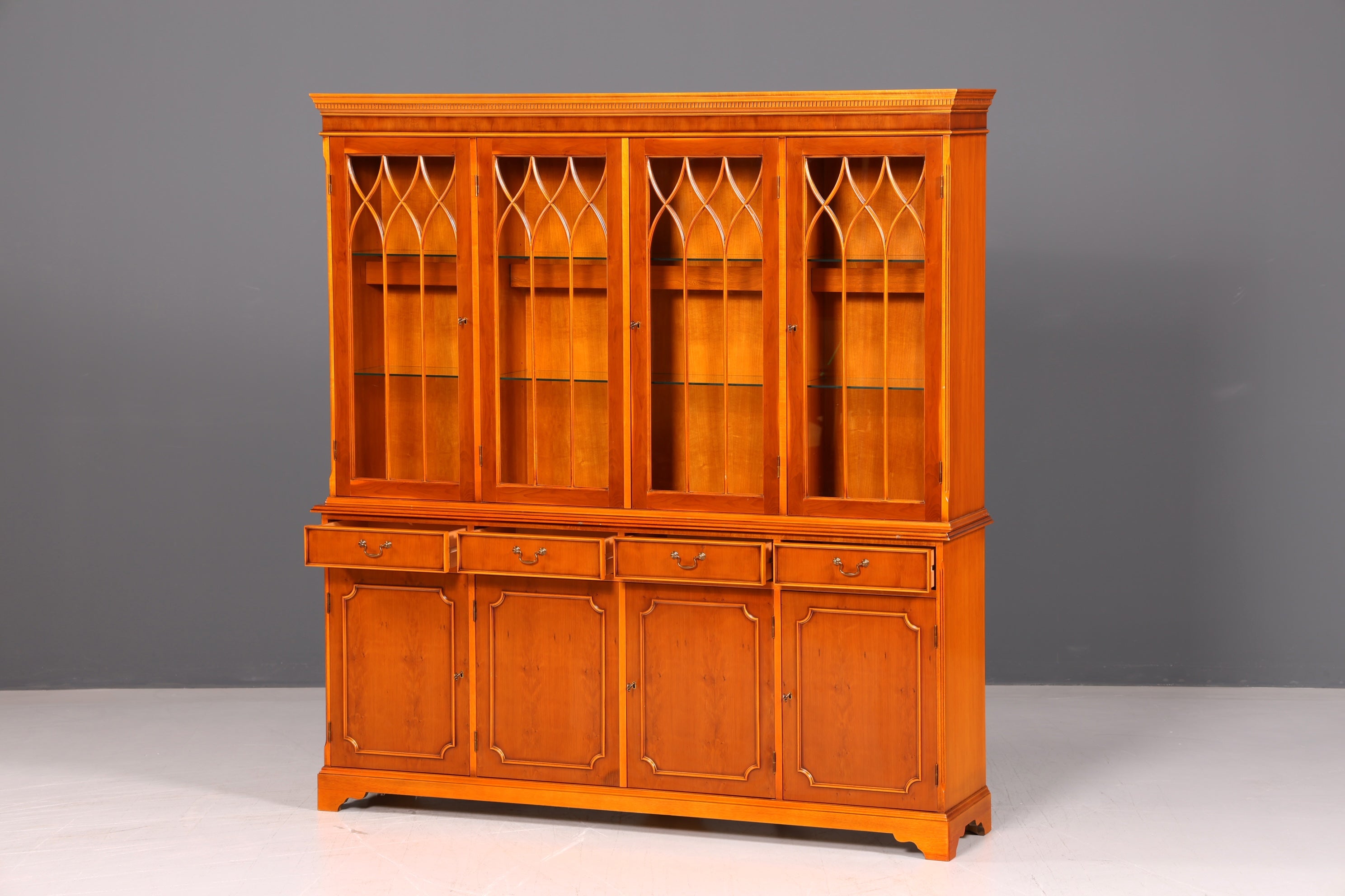 Englische Vitrine Eibe – Bild 3