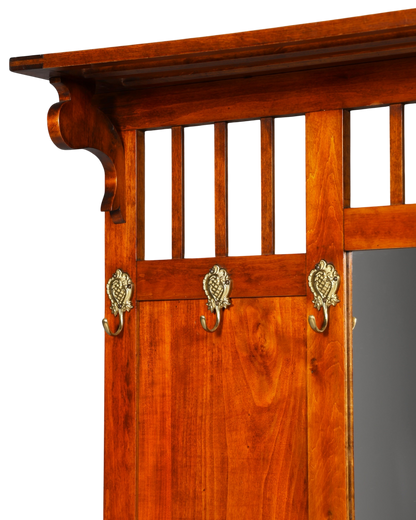 Hauptstadt Möblerei Jugendstil Wandgarderobe aus massivem Holz mit verzierten Messinghaken im Gründerzeit-Stil