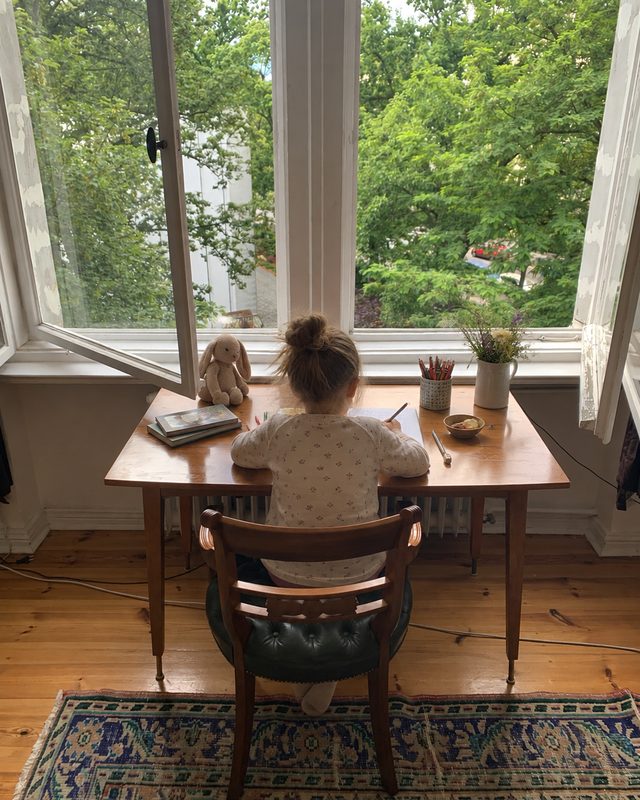 Schreibtisch mit grünem Lederstuhl am Fenster