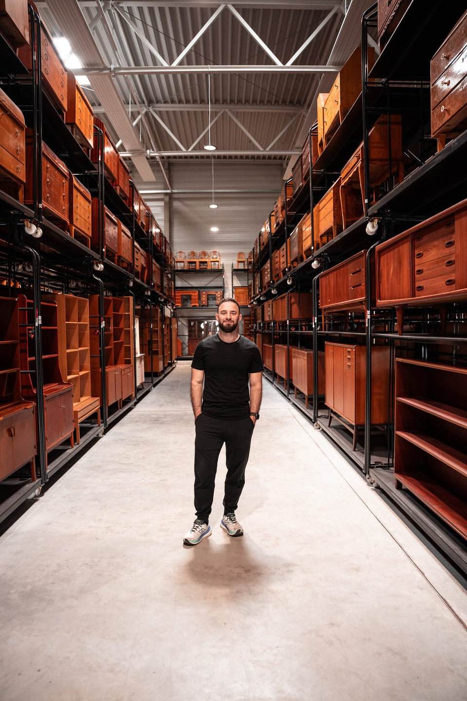 Volkan Yarar im Showroom der Hauptstadt Möblerei