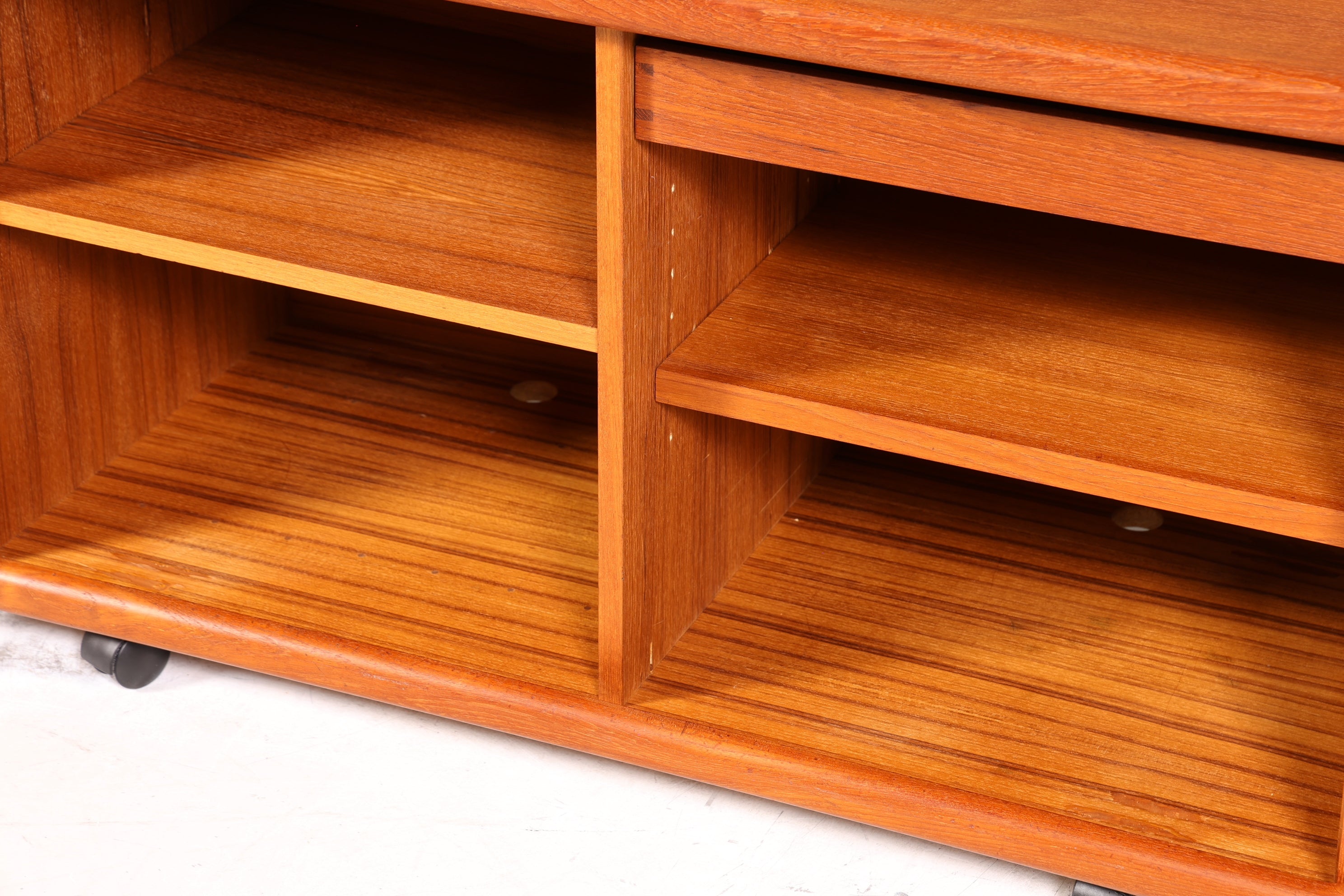 Wunderschöner Mid Century Schrank Original Dyrlund Sideboard Danish Design Teak Holz TV Schrank 60s