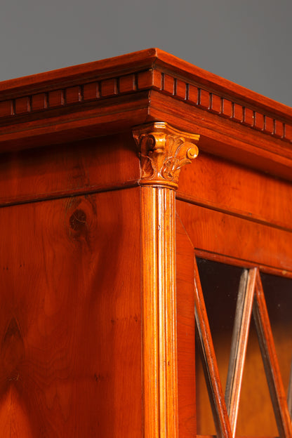 Traumhafte Englische Vitrine Eibe Holz Bibliothek Bücherschrank Buffet Schrank