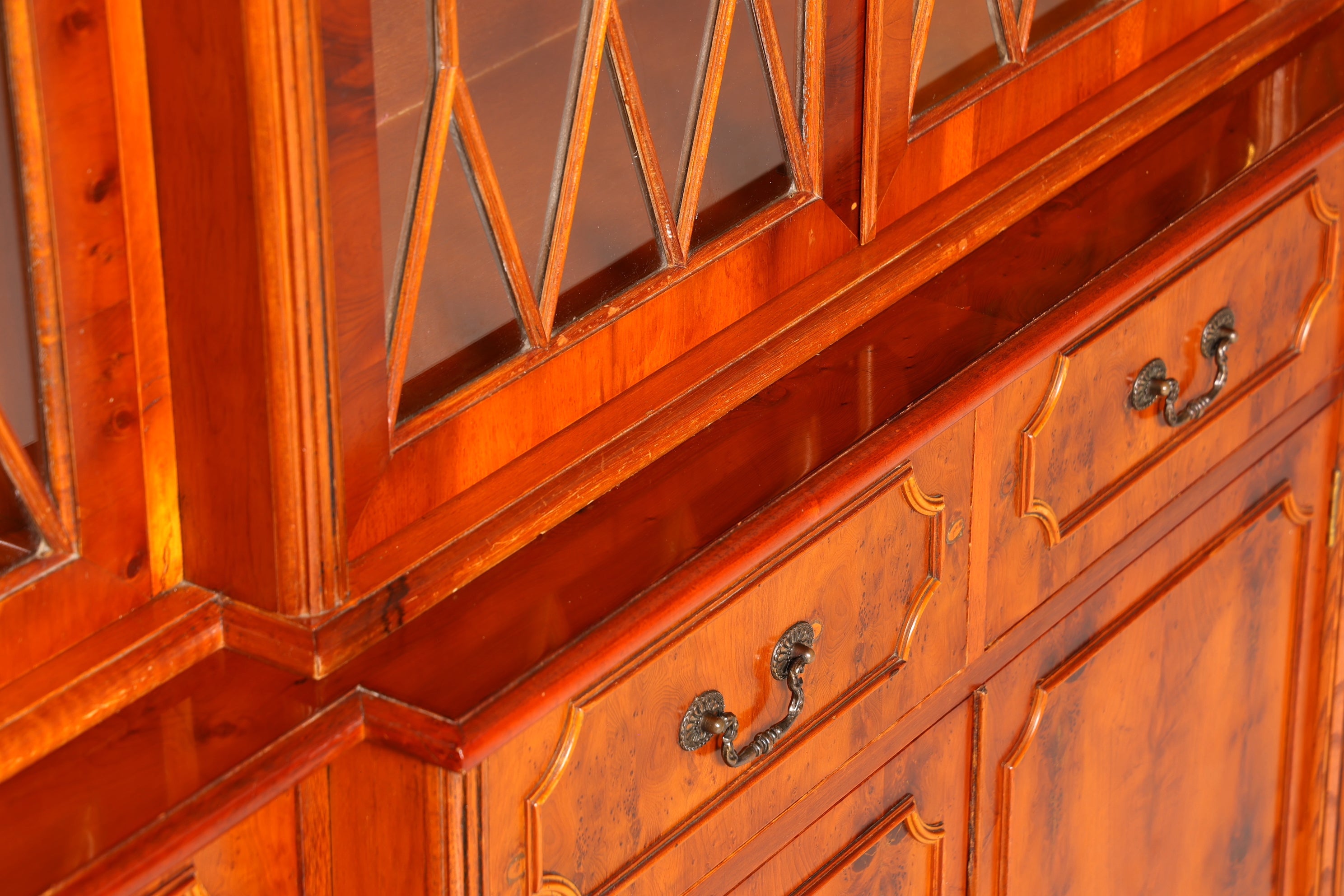 Traumhafte Englische Vitrine Eibe Holz Bibliothek Bücherschrank Buffet Schrank