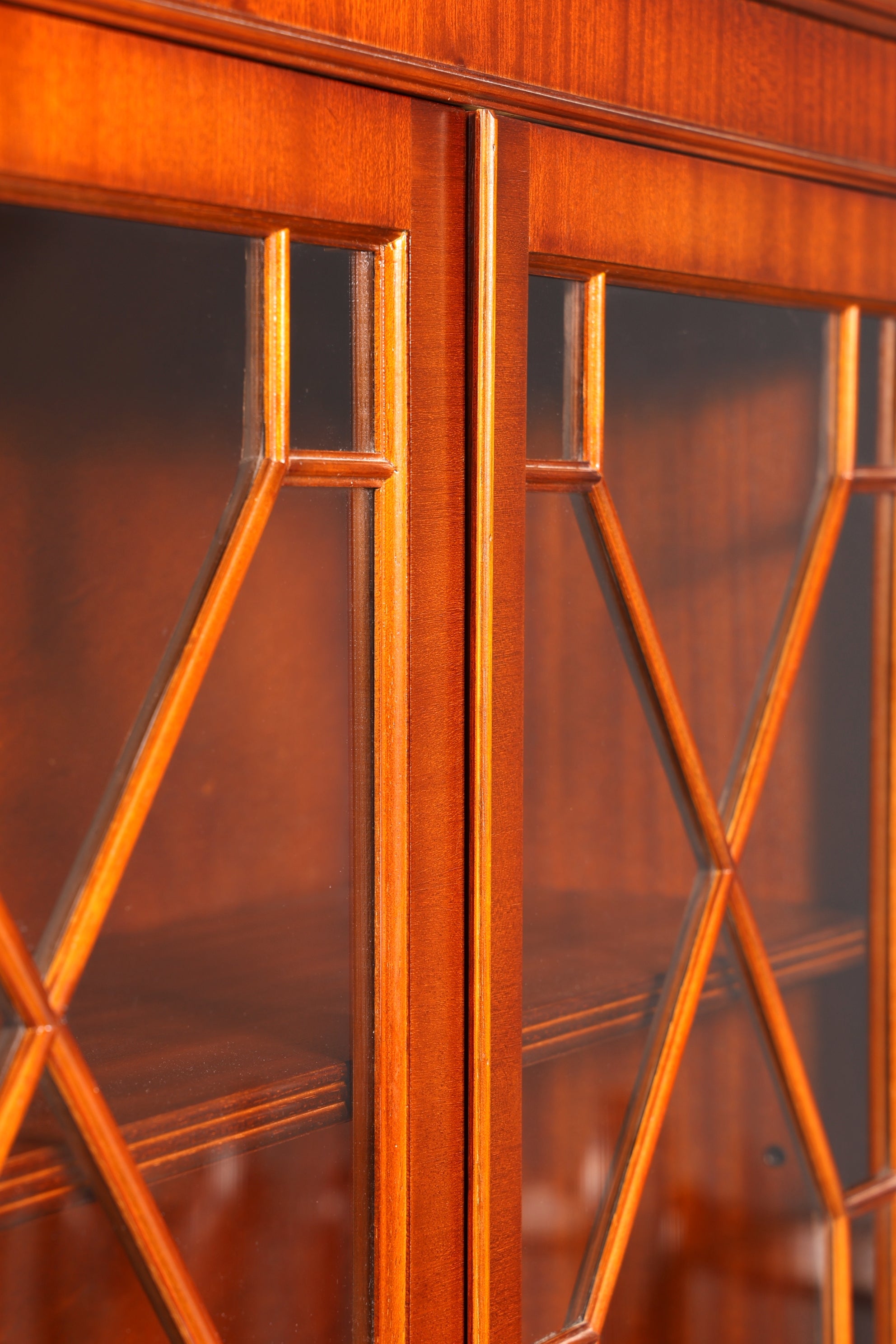 Traumhafte Englische Vitrine Eibe Holz Bibliothek Bücherschrank Buffet Schrank