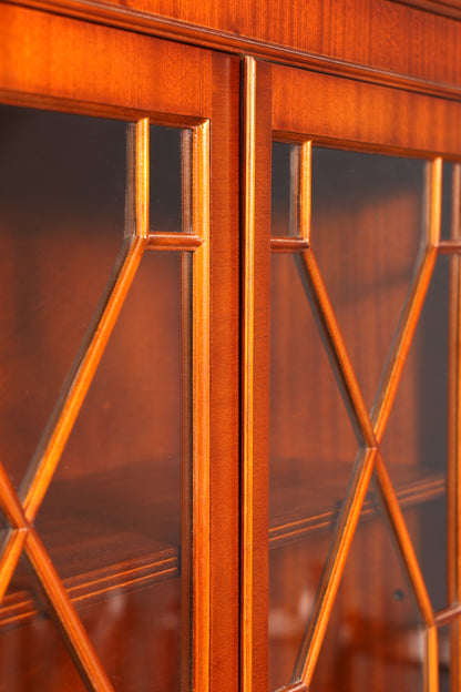 Traumhafte Englische Vitrine Eibe Holz Bibliothek Bücherschrank Buffet Schrank