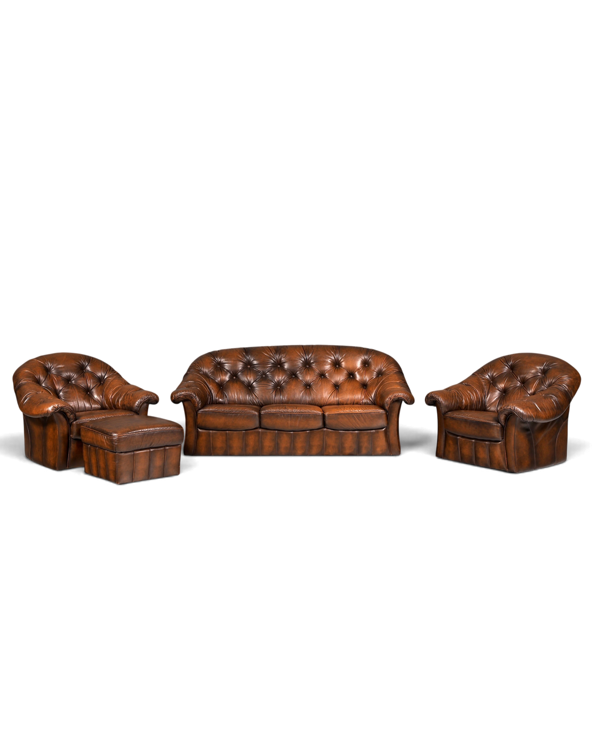 Hauptstadt Möblerei Chesterfield Sitzgruppe aus braunem Echtleder mit Knopfheftung, bestehend aus Sofa, Sessel und Hocker