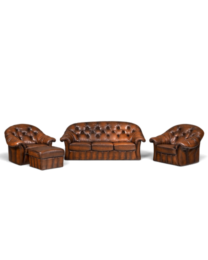 Hauptstadt Möblerei Chesterfield Sitzgruppe aus braunem Echtleder mit Knopfheftung, bestehend aus Sofa, Sessel und Hocker