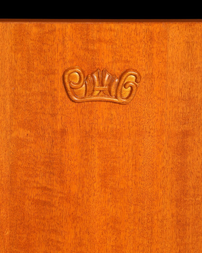 Hauptstadt Möblerei englische Vitrine aus hochwertigem Holzfurnier mit detailreichem Schnitzwerk und schöner Maserung