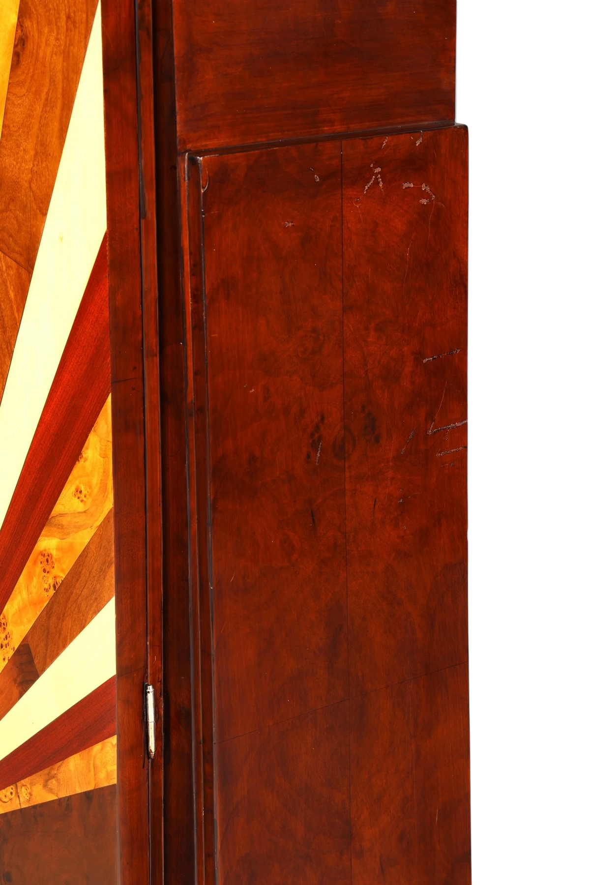 Hauptstadt Möblerei Art Deco Schrank Sun aus massivem Echtholz mit markantem Sonnenstrahlen-Muster und Holzmaserung