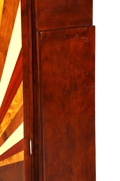 Hauptstadt Möblerei Art Deco Schrank Sun aus massivem Echtholz mit markantem Sonnenstrahlen-Muster und Holzmaserung