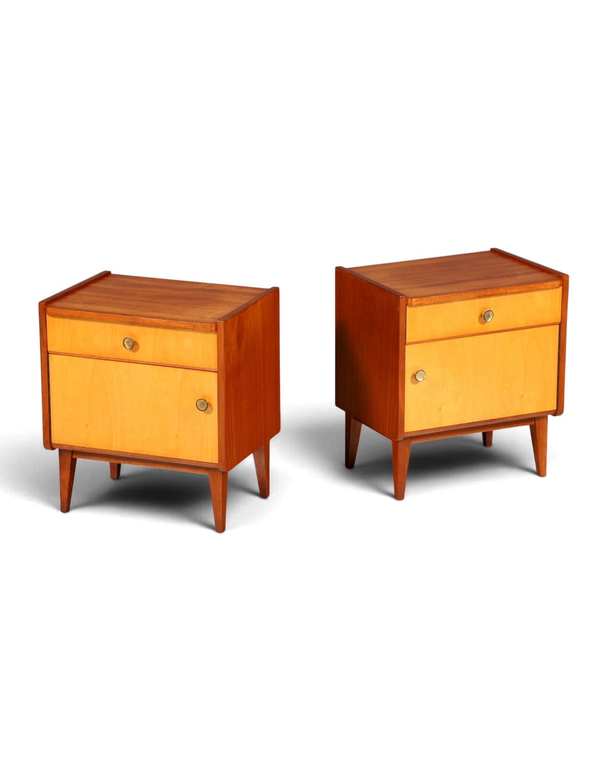 Hauptstadt Möblerei Mid Century Nachttische im Danish Design aus Holz mit Schublade, Türfach und Messingknöpfen