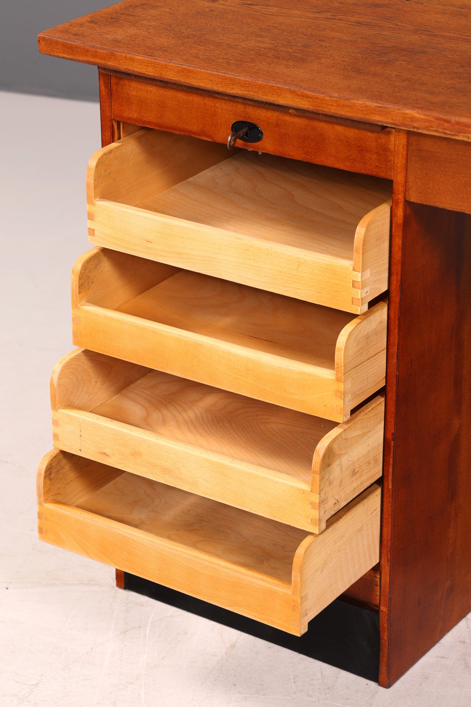 G226 Finish Wunderschöner Mid Century Schreibtisch Danish Design Bürotisch 60er Jahre Office Table (Kopie 2)