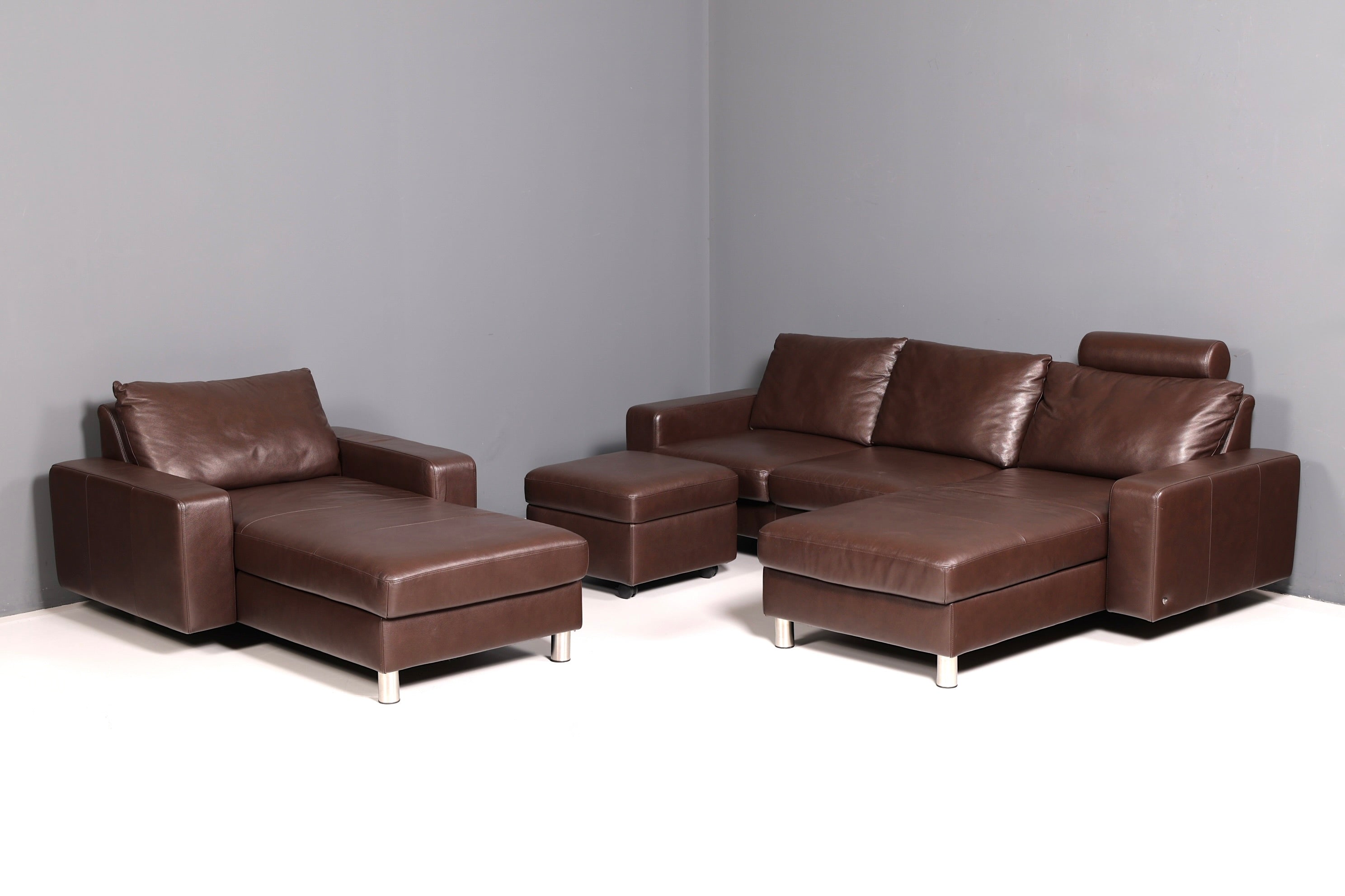 Beautiful Stressless E200 corner sofa in genuine brown leather with chaise longue, footstool, and vintage leather upholstery.