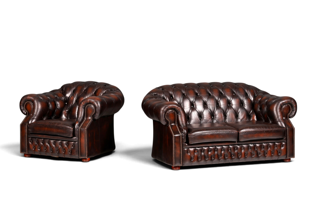 Hauptstadt Möblerei Chesterfield Centurion Sessel und Sofa aus braunem Echtleder mit klassischer Knopfheftung