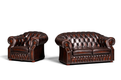 Hauptstadt Möblerei Chesterfield Centurion Sessel und Sofa aus braunem Echtleder mit klassischer Knopfheftung