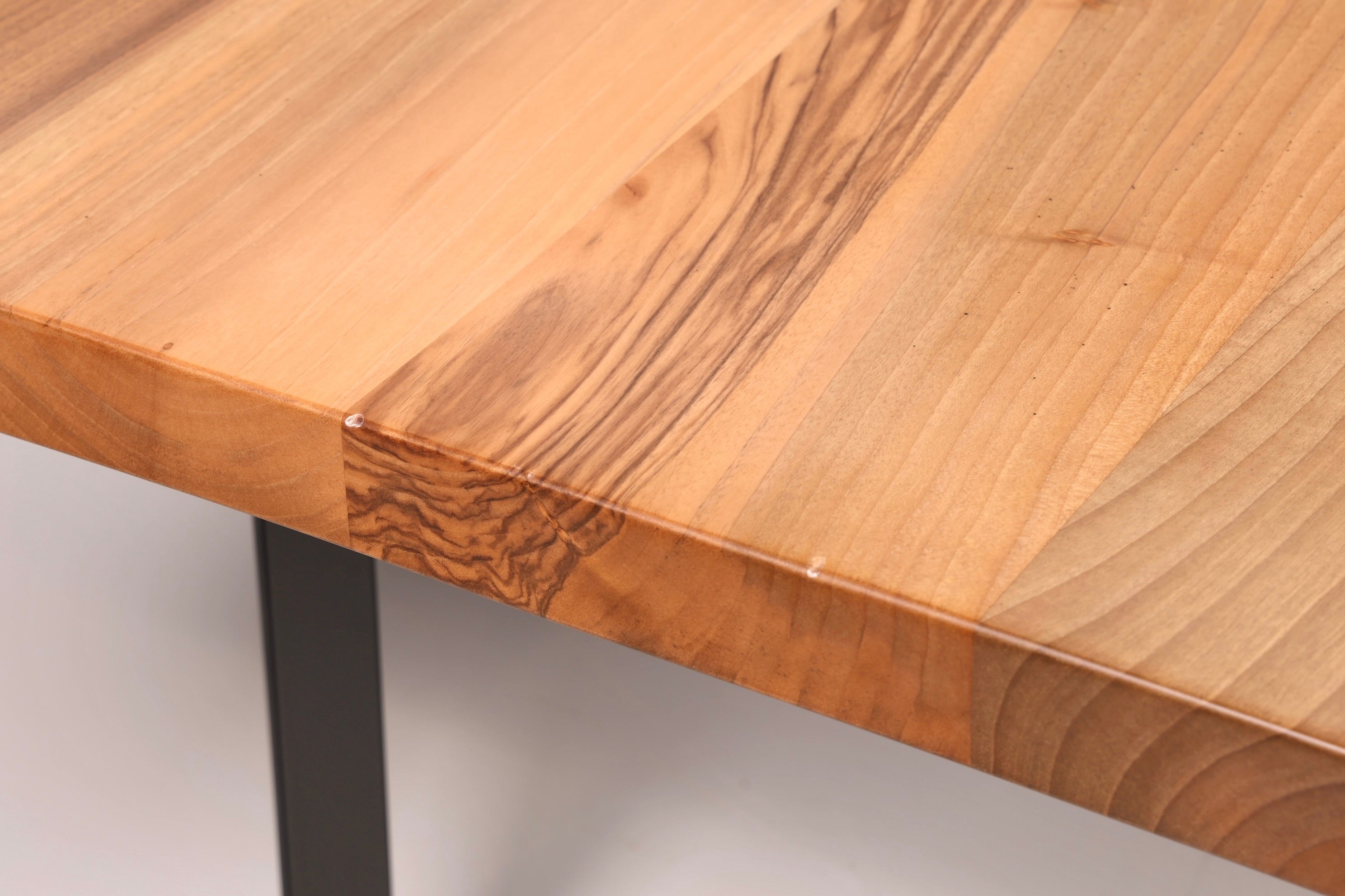 Traumhafter Nussbaum Tisch 260cm-95cm Esszimmer Tisch Baumkanten Platte Massiv Holz Küchentisch