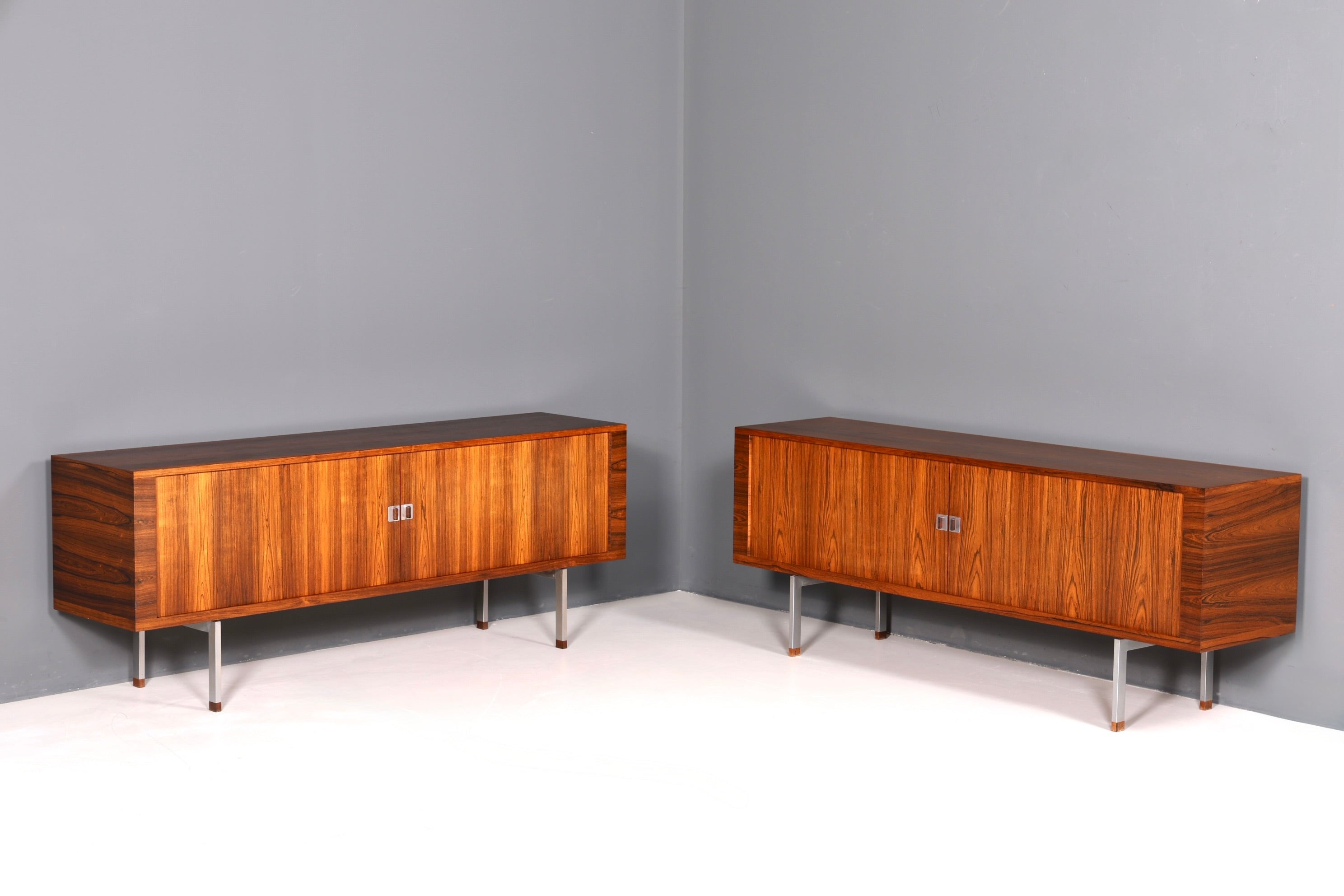 Beeindruckendes Original Hans J. Wegner für RY Møbler Modell RY 25 Sideboard Palisander Holz TV Kommode Vintage Schiebetür Schrank 1 von 2