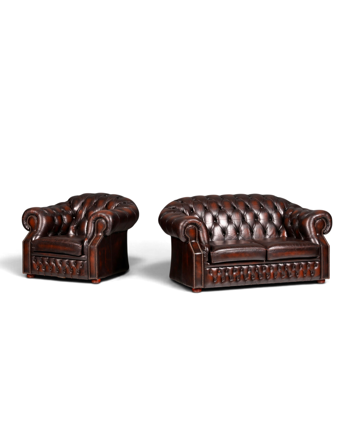 Hauptstadt Möblerei Chesterfield Centurion 2-Sitzer Sofa und Sessel aus braunem Echtleder mit Knopfheftung