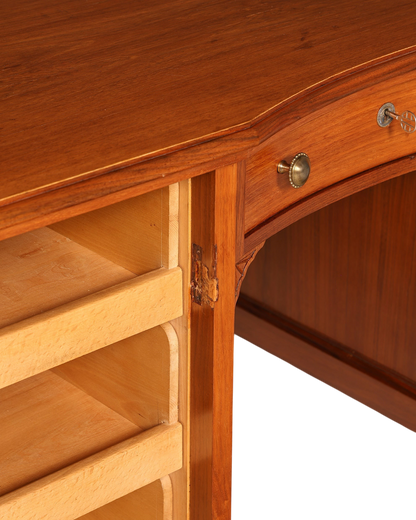 Hauptstadt Möblerei Jugendstil Schreibtisch aus Eiche mit sichtbaren Schubfächern und antiken Metallbeschlägen