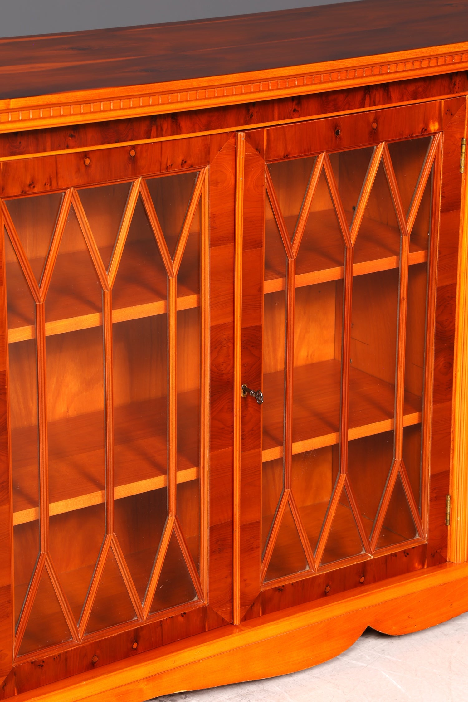 G802 Finish Wunderschöne Englische Vitrine Bücherschrank Buffet Antik Stil Englisch Eibe Glasvitrine Bibliothek (Kopie)