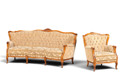 Hauptstadt Möblerei Chippendale Sofa und Armlehnsessel im Barock Stil mit beigem Samtbezug und Holzrahmen