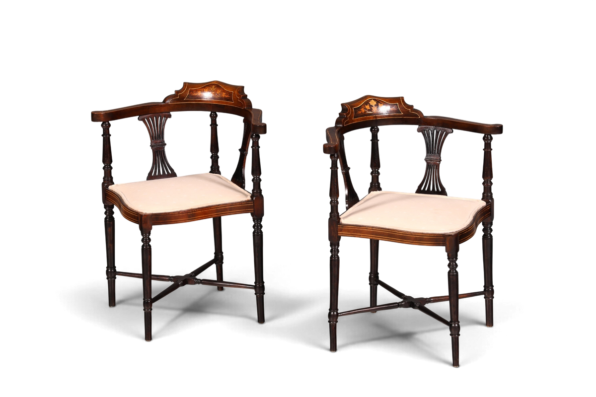 Zwei antike Hauptstadt Möblerei Eckstühle im Edwardian-Stil aus Holz mit Intarsien, gedrechselten Stäben und Polstersitz