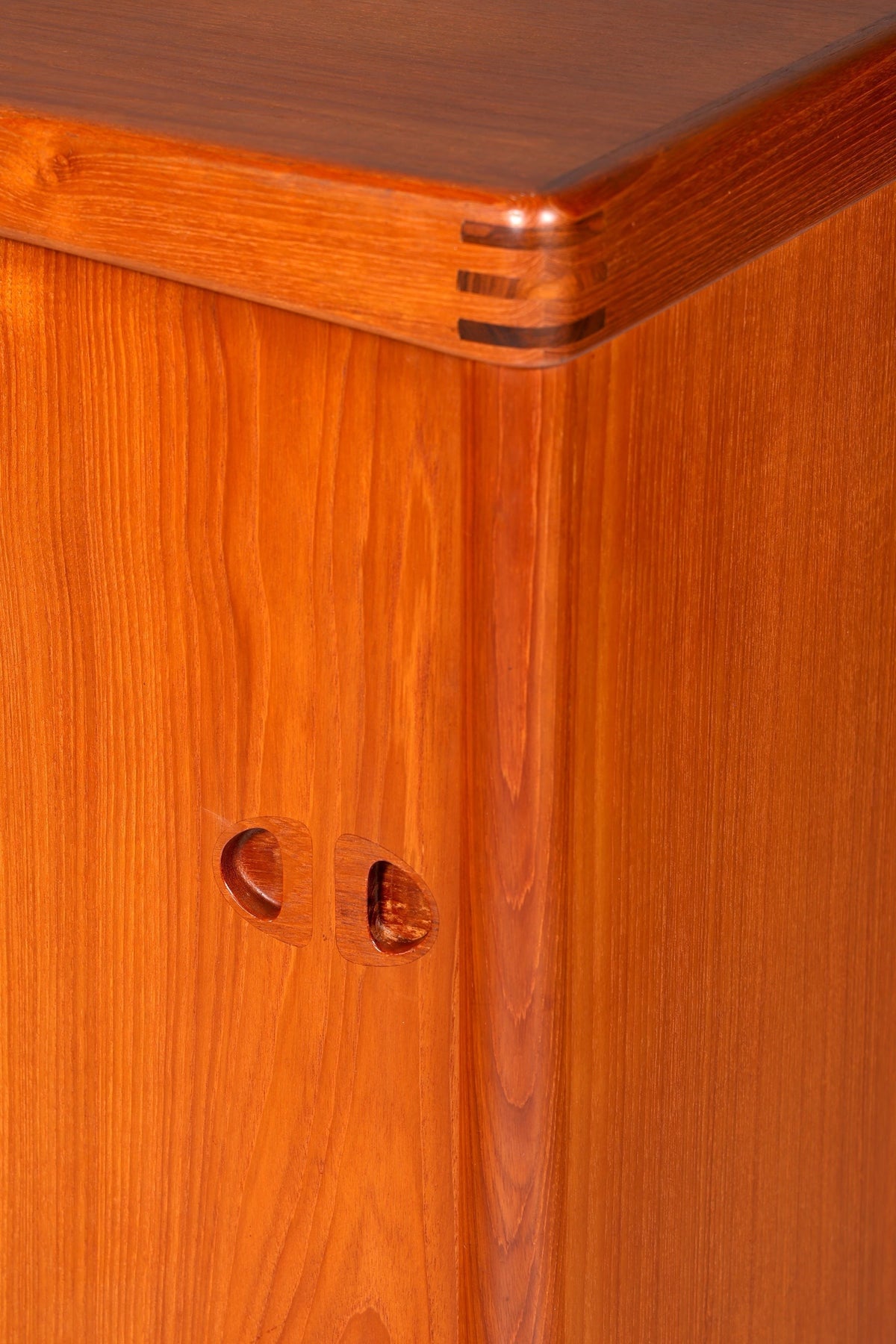 Hauptstadt Möblerei Bramin teak ağacından üretilmiş, parmak geçme detaylı ve gömme kulplu vintage mid-century highboard