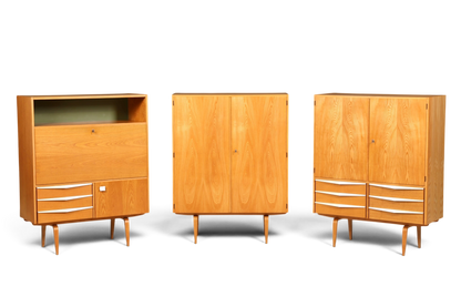 Hauptstadt Möblerei Hellerau Schrank Set Modell 427 aus hellem Eschenholz im Mid-Century Design mit konischen Beinen